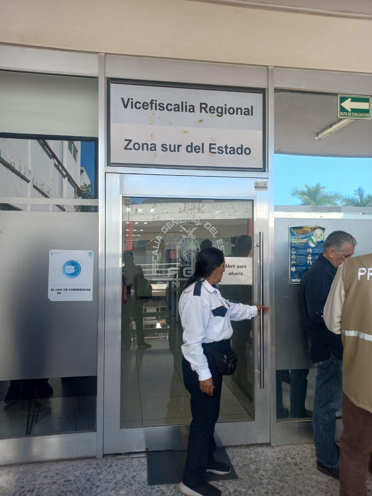 $!Vicefiscal en la zona sur de Sinaloa se molesta ante cuestionamientos de periodistas