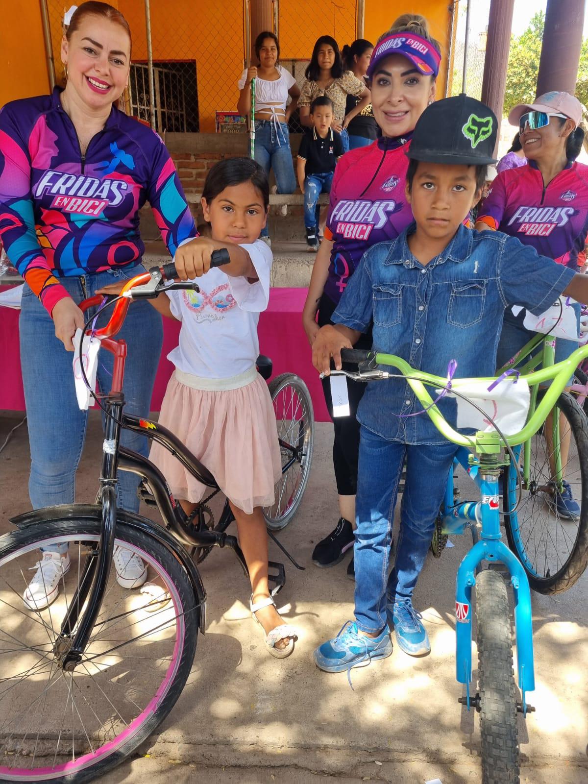 $!Fridas en Bici Sinaloa hace felices a las niñas y niños de El Armadillo, en Mazatlán