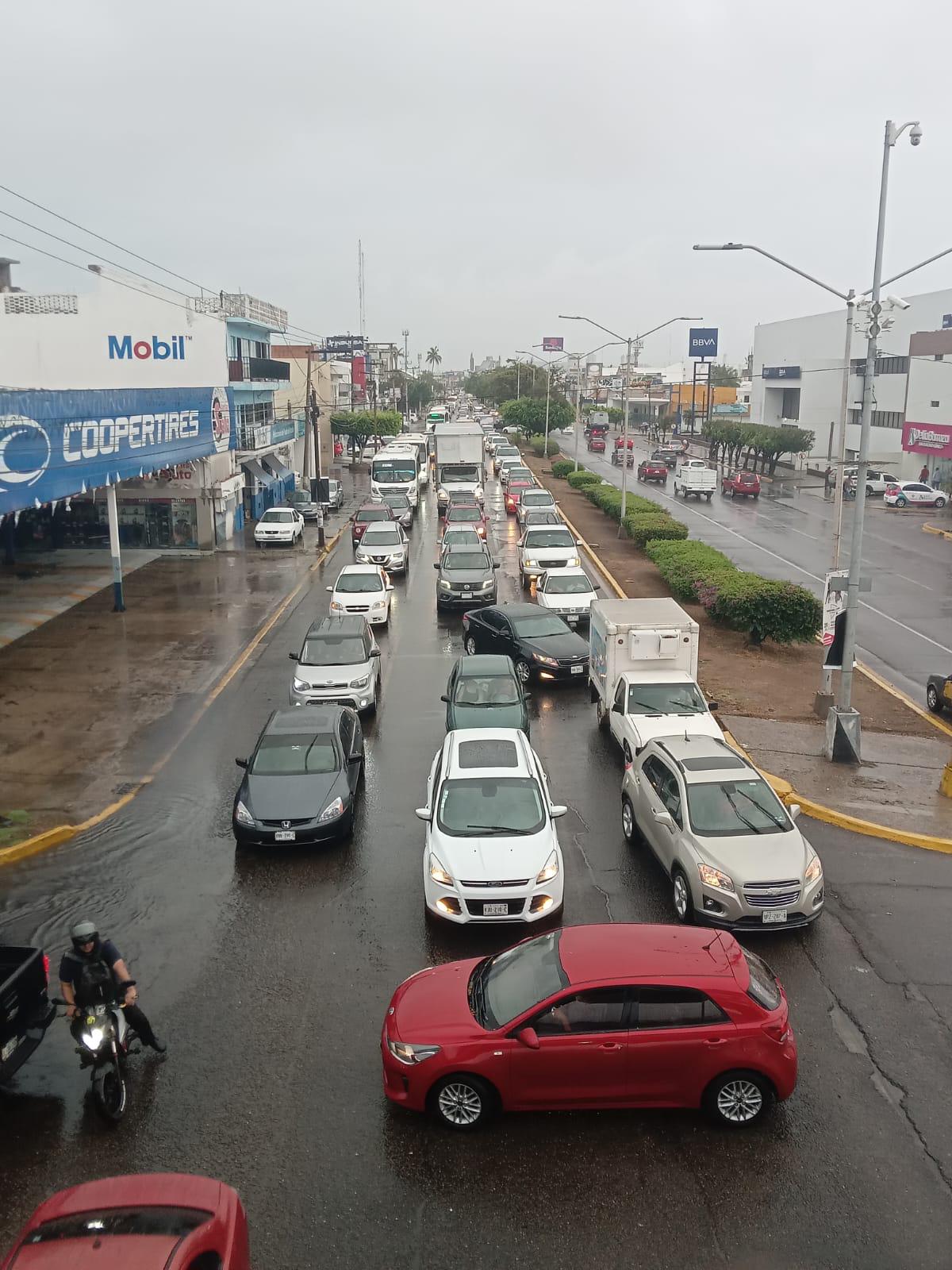 $!Dejan lluvias en Mazatlán una persona ahogada, inundaciones, apagones y colapso vial