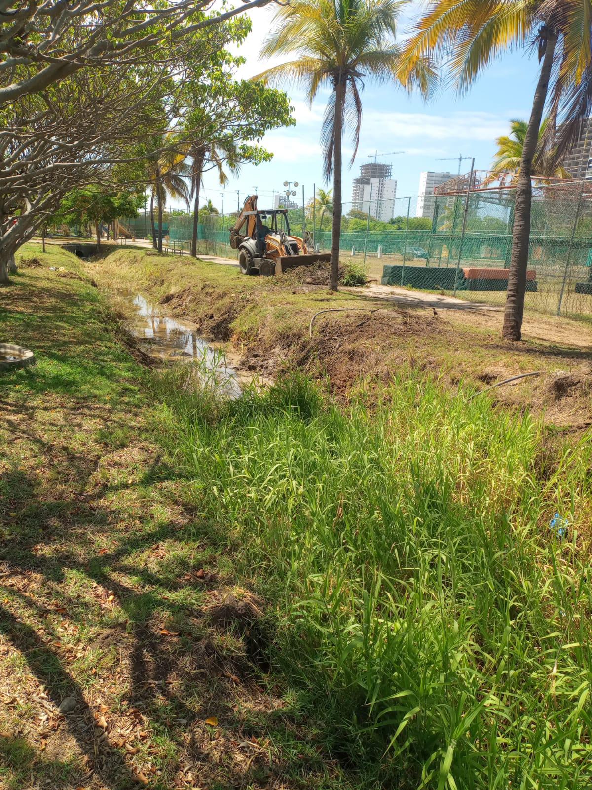 $!Asegura Obras Públicas que va al 85% la limpieza de canales pluviales en Mazatlán