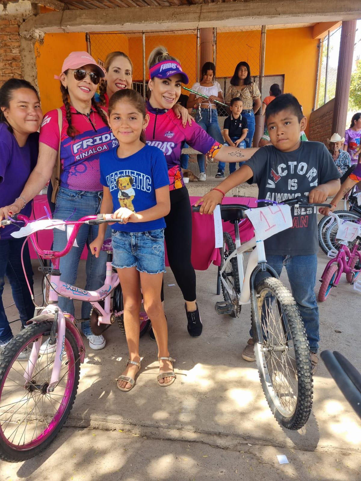 $!Fridas en Bici Sinaloa hace felices a las niñas y niños de El Armadillo, en Mazatlán
