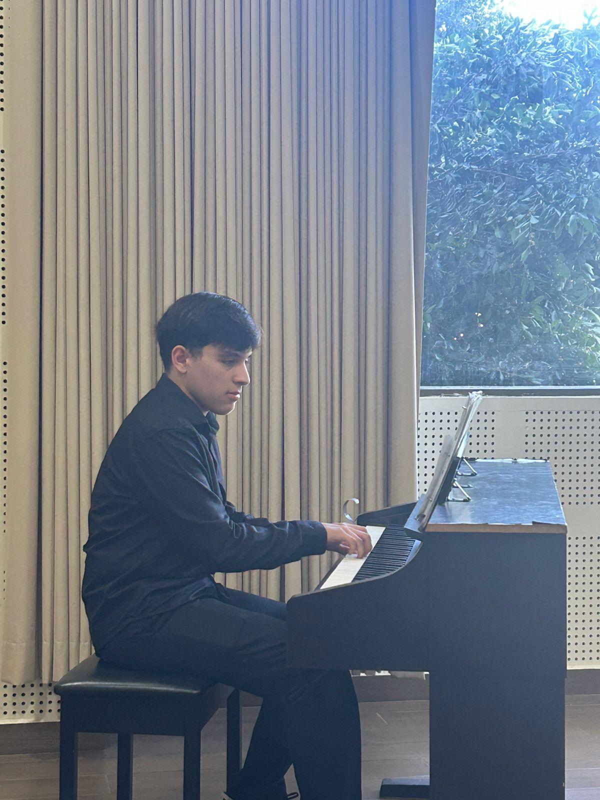 $!El joven Rodrigo Martínez Álvarez se prepara como Técnico Ejecutante de Instrumentos, y en el recitan da muestra de su talento en el piano.
