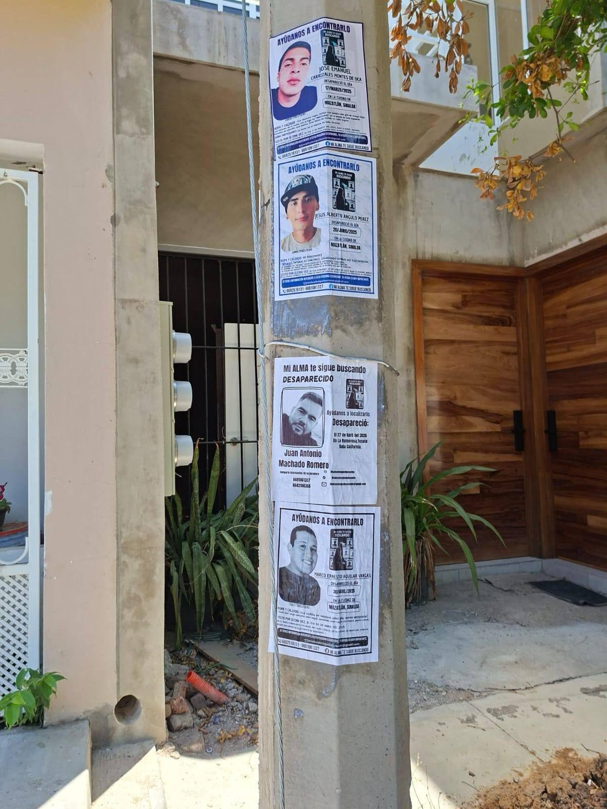 $!Madres buscadoras pegan en calles de Mazatlán fichas de búsqueda de sus desaparecidos