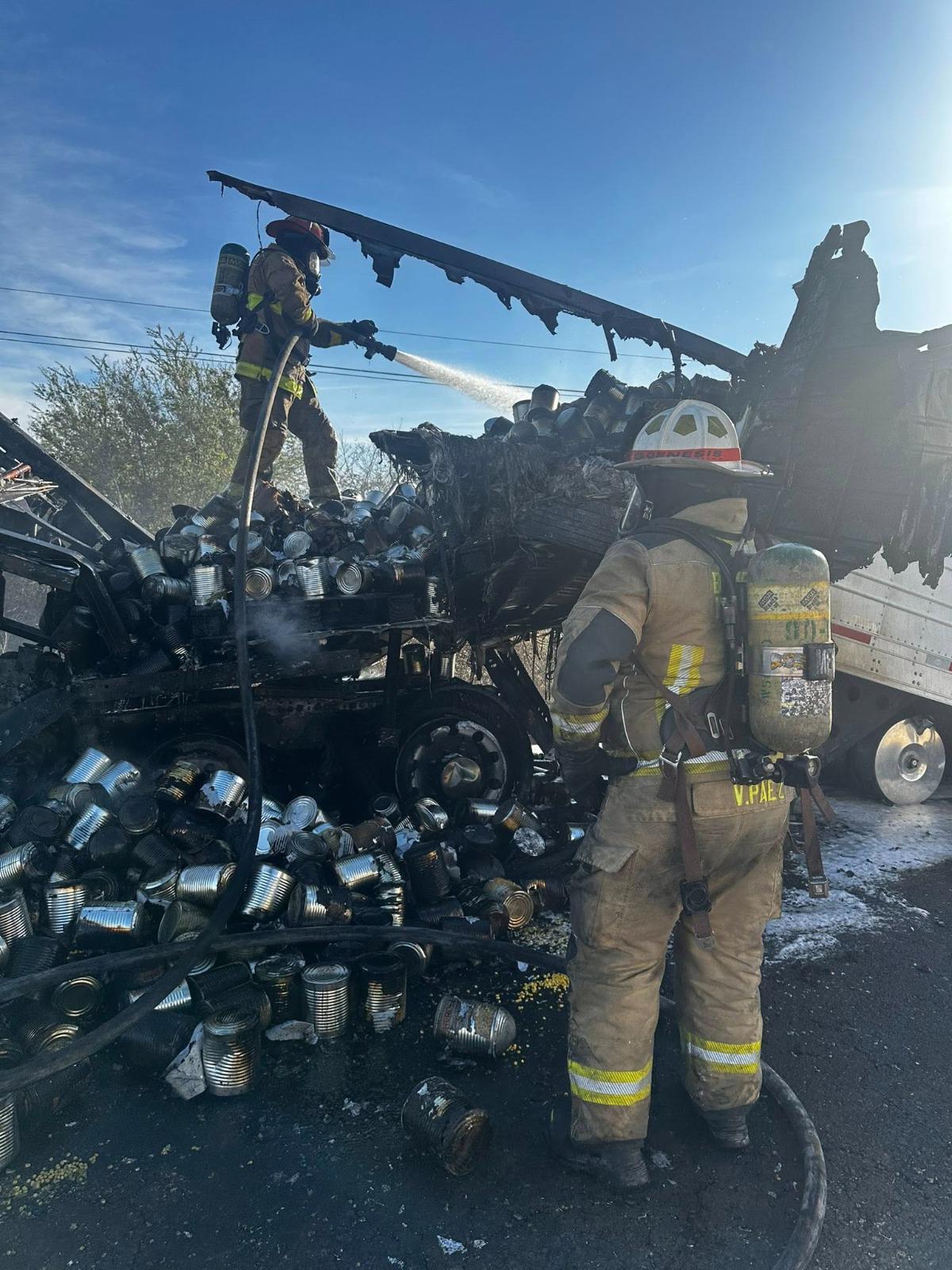 $!Cierran por hora y media la Mazatlán-Culiacán por incendio de tráiler cerca de Mármol