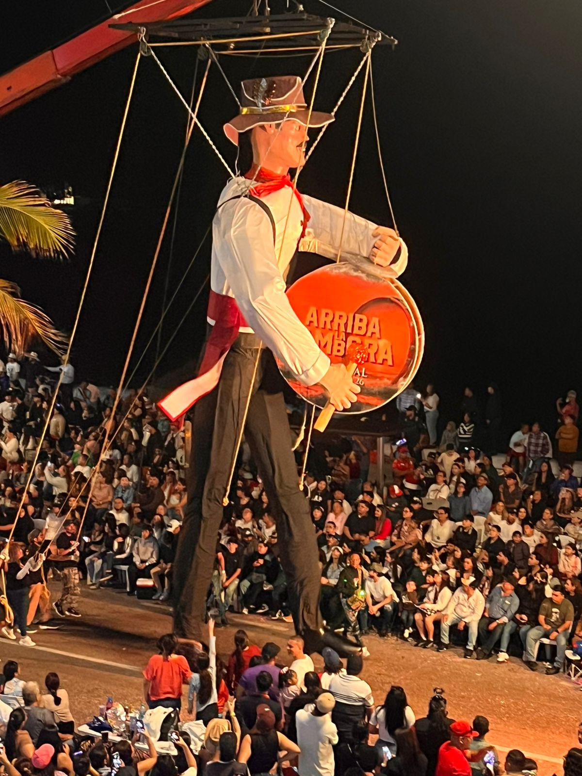 $!Más de 500 mil personas llenan el malecón en el primer desfile del Carnaval de Mazatlán 2026