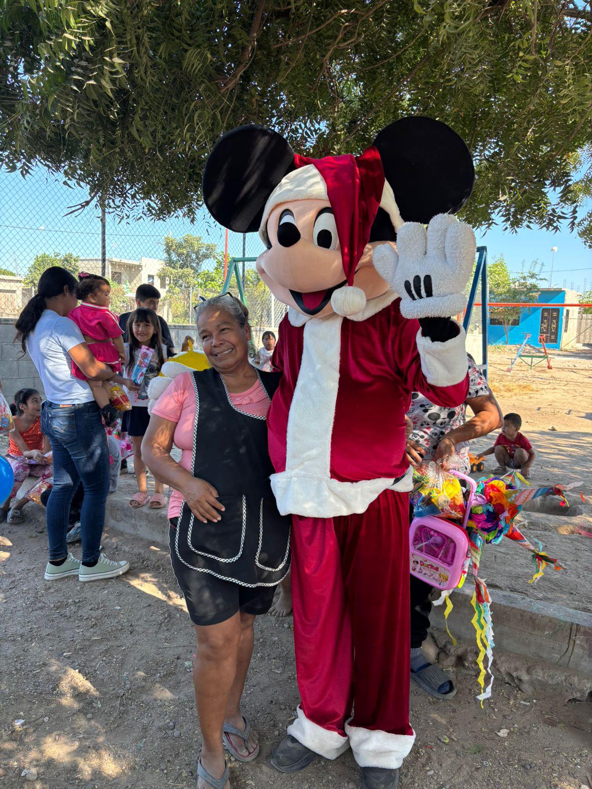 $!Alumnos de CESUR realizan entrega de juguetes a niños de colonia de El Rosario