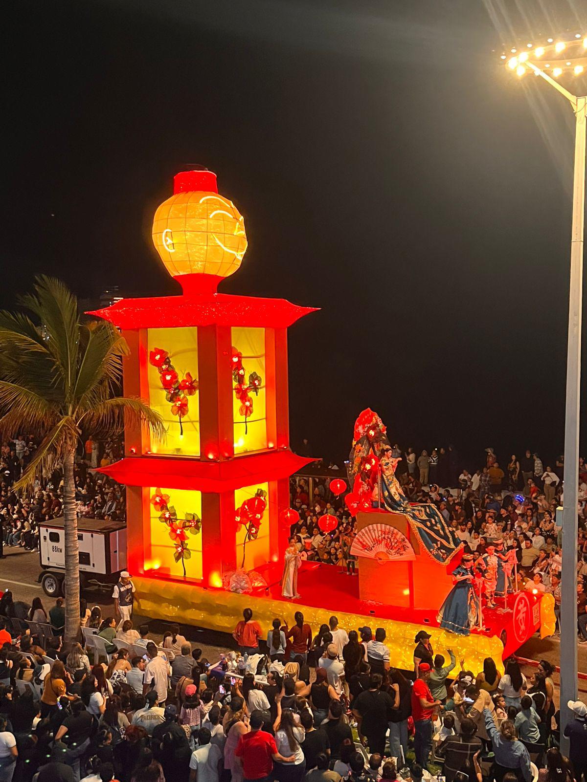 $!Más de 500 mil personas llenan el malecón en el primer desfile del Carnaval de Mazatlán 2026