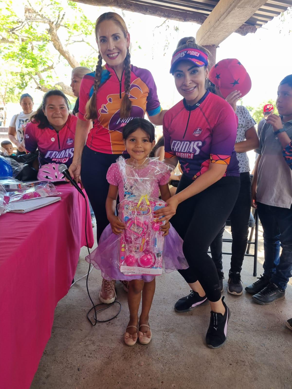 $!Fridas en Bici Sinaloa hace felices a las niñas y niños de El Armadillo, en Mazatlán