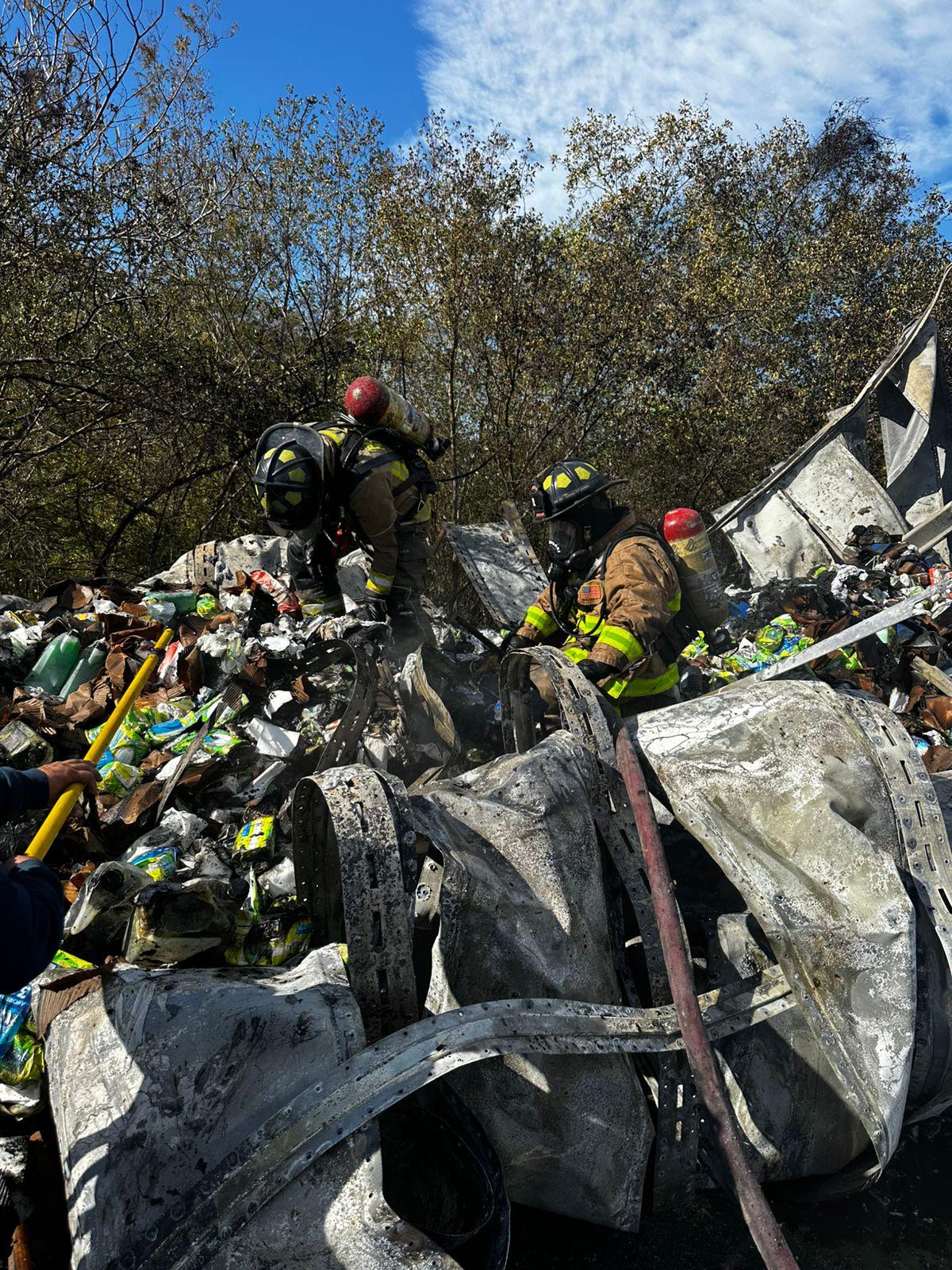 $!Chofer de tráiler muere carbonizado al chocar en la autopista Mazatlán-Culiacán