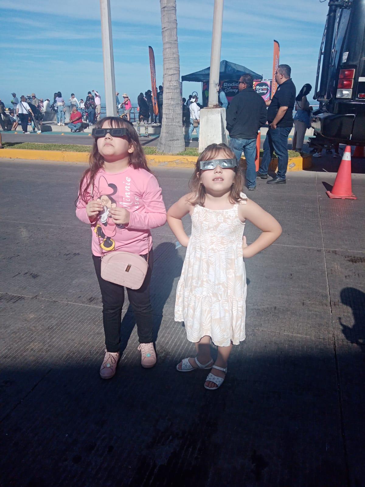 $!Locales y visitantes disfrutan del eclipse en el Parque Ciudades Hermanas, en Mazatlán