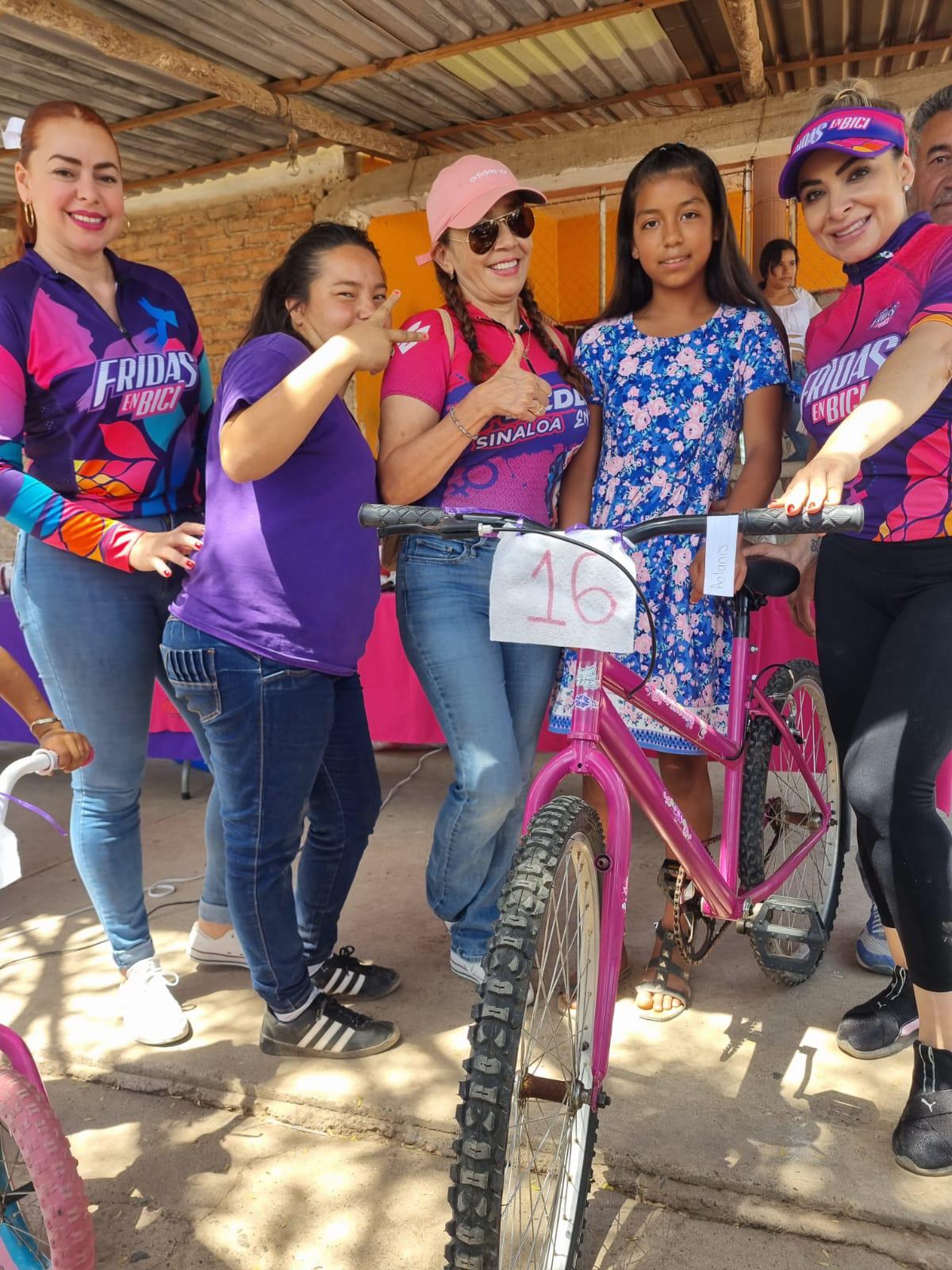 $!Fridas en Bici Sinaloa hace felices a las niñas y niños de El Armadillo, en Mazatlán