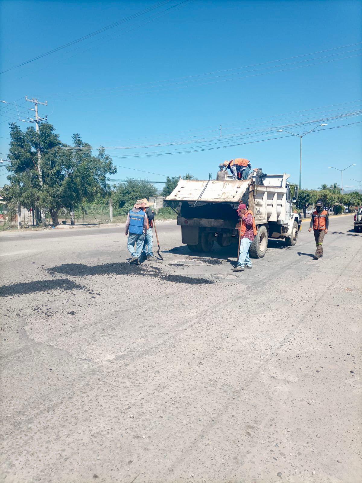 $!Hacen bacheo en carretera a Teacapán y en la México 15