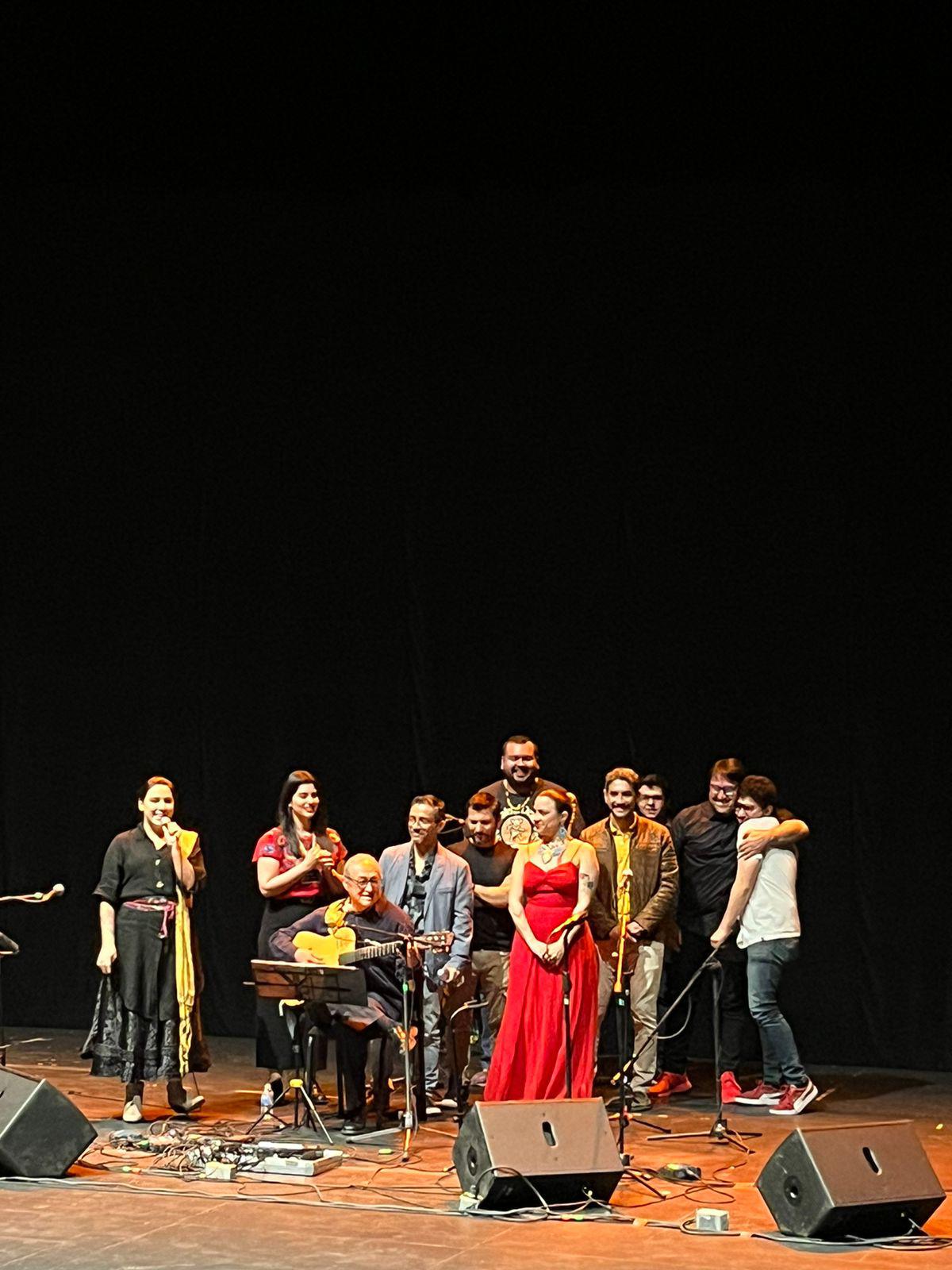 $!Con ‘La Maldición de Malinche’ cantada a coro, cierra el Festival Amparo Ochoa