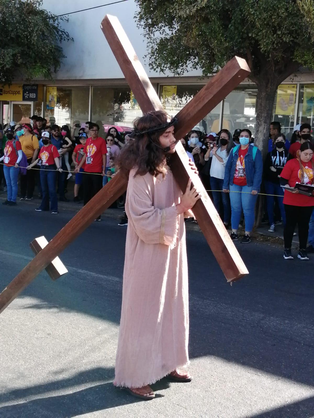 $!En Culiacán, realizan Viacrucis para recordar la Pasión de Cristo