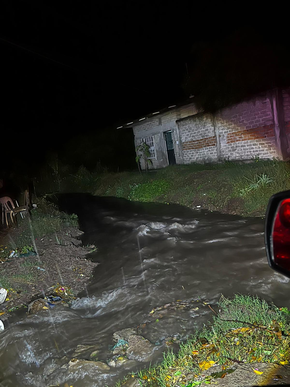 $!Dejas lluvias y fuertes ráfagas de viento en Escuinapa la Tormenta Tropical Vance