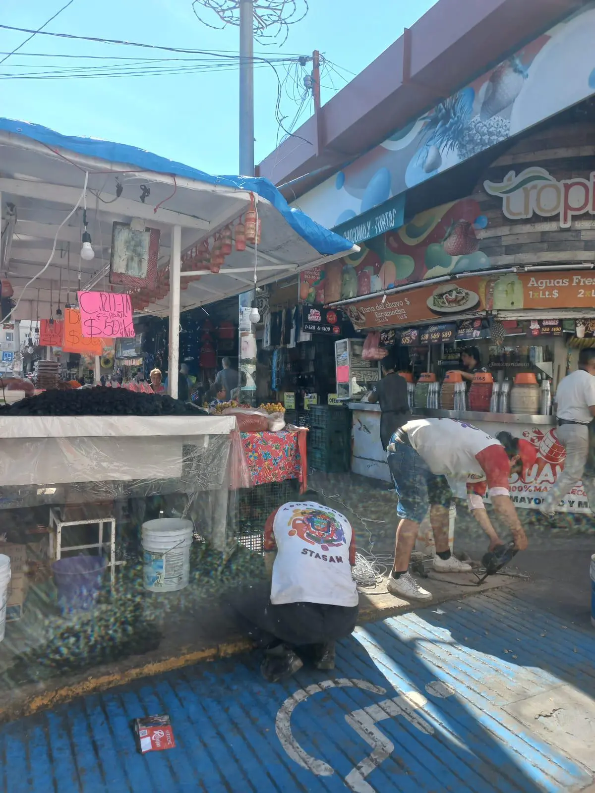 $!Vendedores ambulantes invaden ahora banqueta junto al mercado Pino Suárez, en Mazatlán