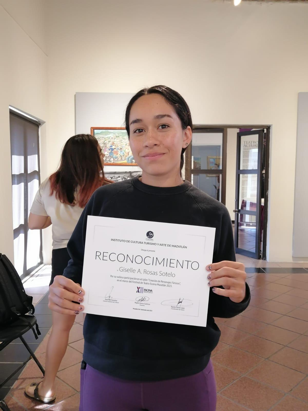 $!Giselle Rosas Sotelo estuvo muy activa en el taller, aquí muestra su reconocimiento.