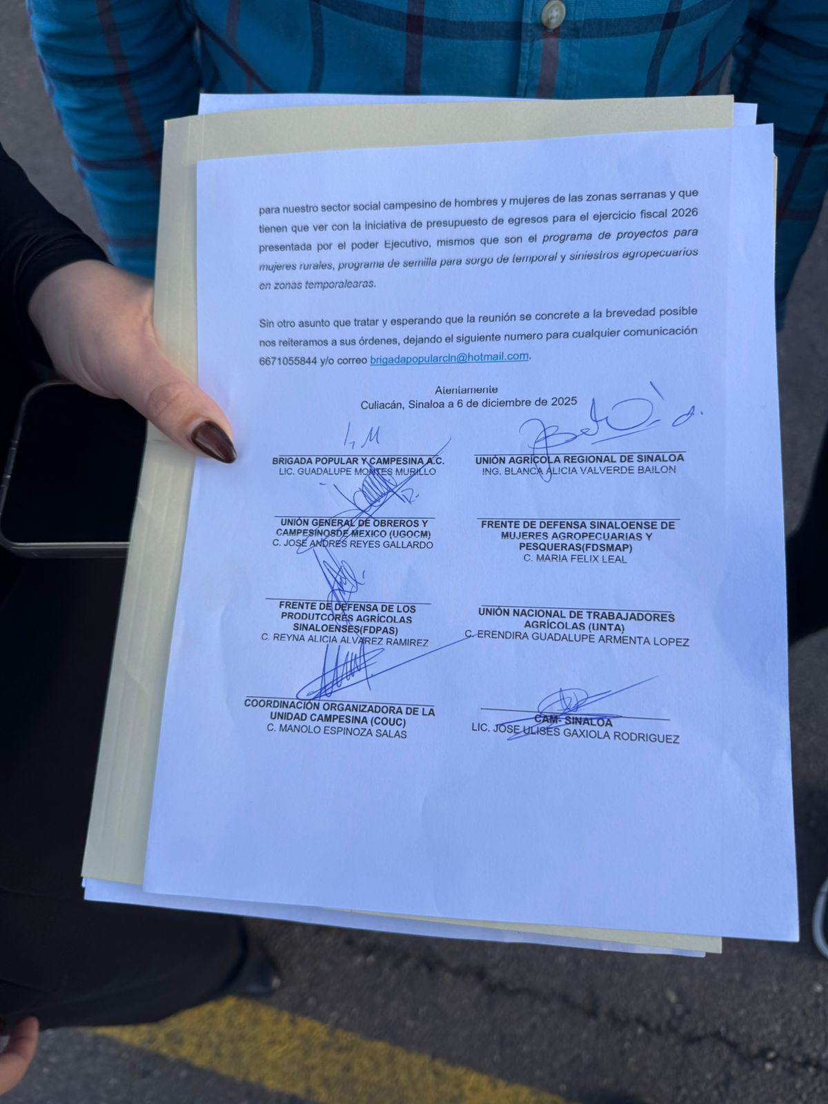 $!Campesinas bloquean el Congreso de Sinaloa para exigir restitución de tres programas sociales