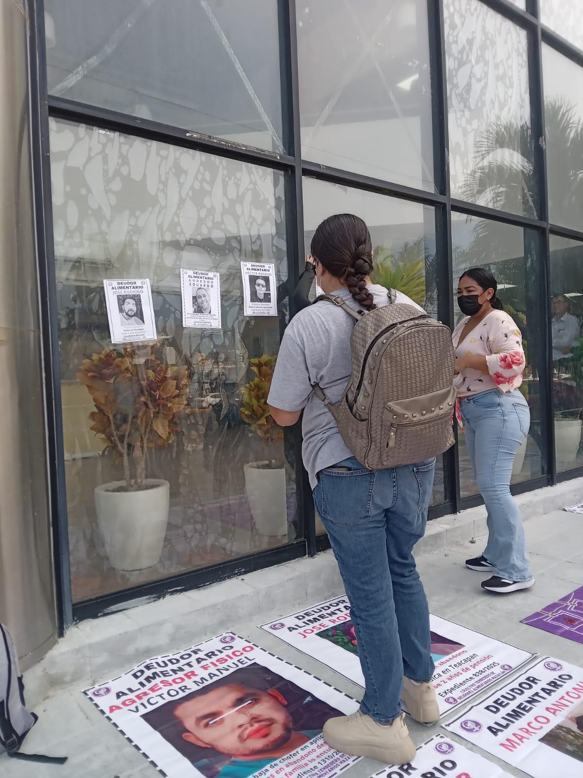 $!Exigen con tendedero y manifestación frente a Juzgados Familiares que procesos por pensión alimentaria sean más rápidos