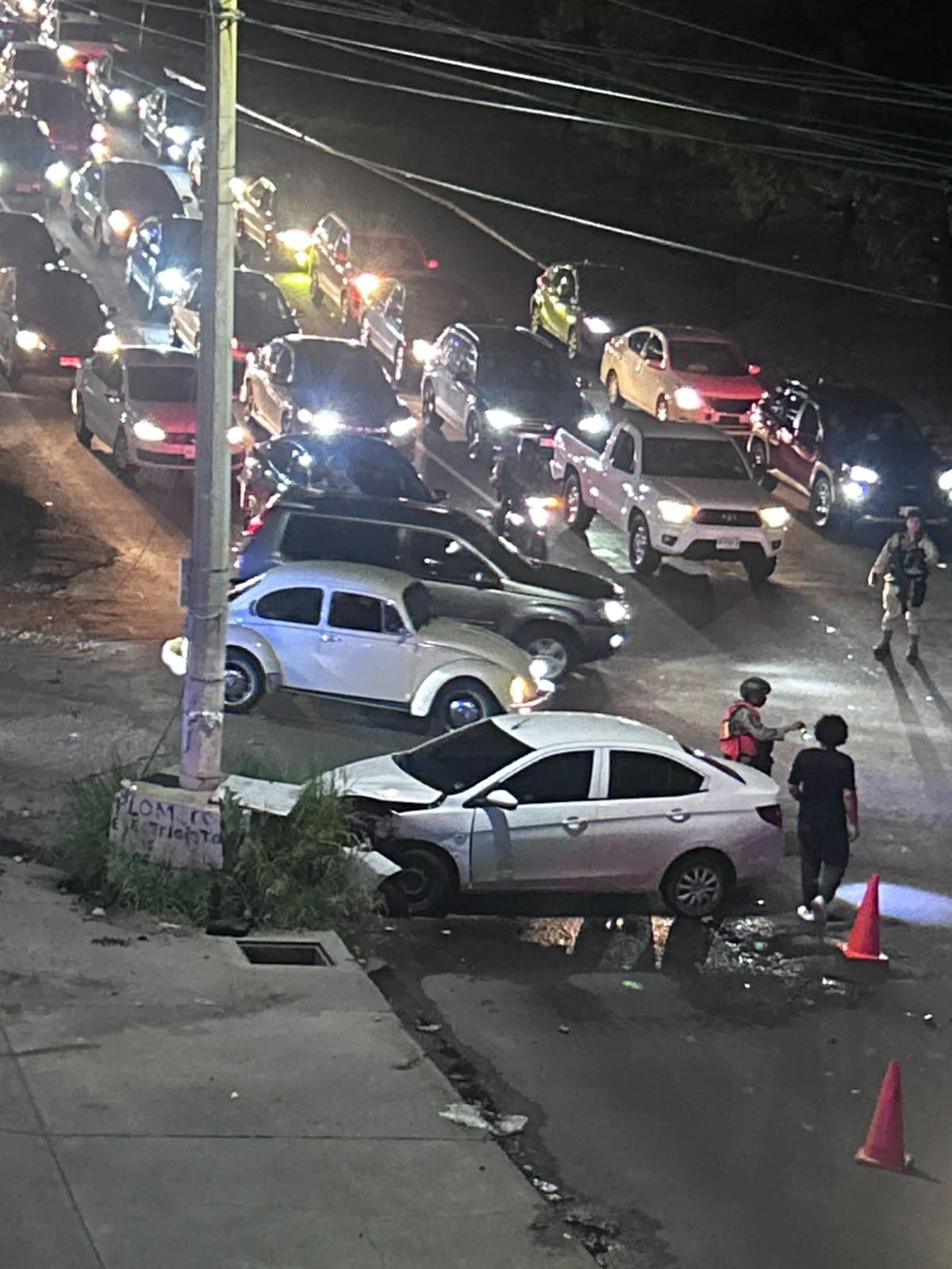 $!Volcadura deja tres heridos leves y colapsa tráfico por avenida Manuel Clouthier, en Culiacán