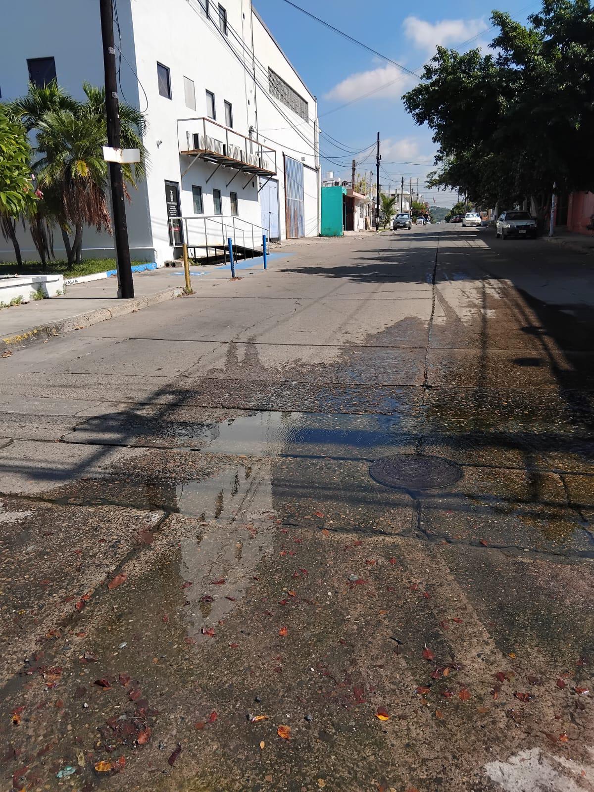 $!Se derraman miles de litros de aguas negras entre calle Gaviotas y Avenida Ejército Mexicano