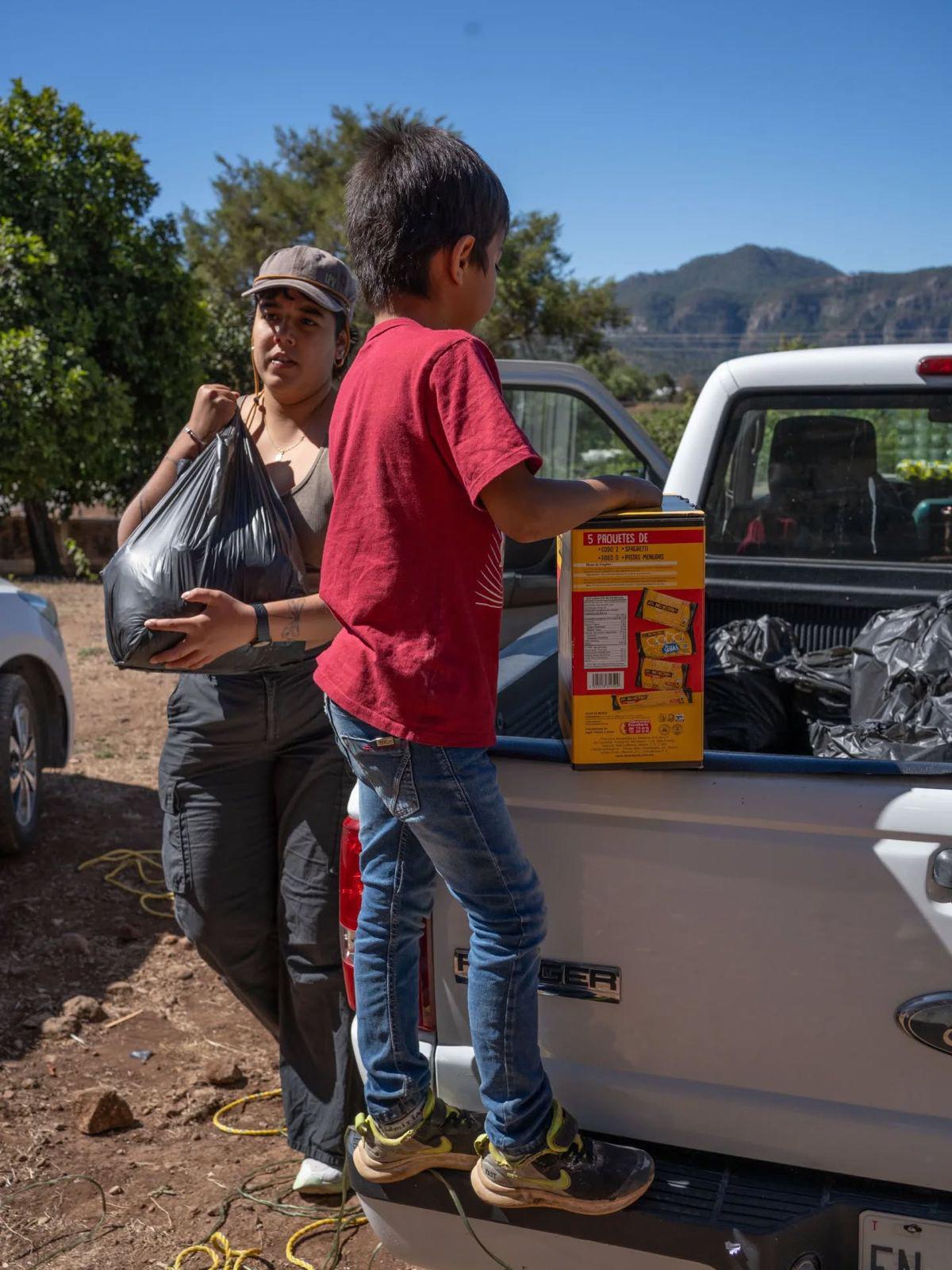 $!Lleva Periferia Subversiva despensas a comunidades de la sierra afectadas por la violencia en el sur de Sinaloa