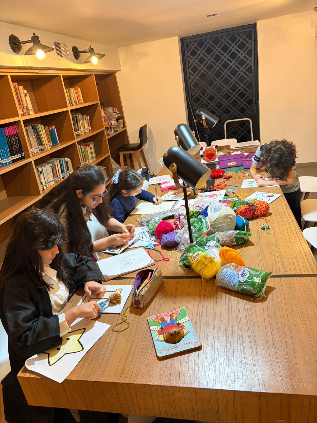 $!Al final participaron en una actividad de bordado con estambre.