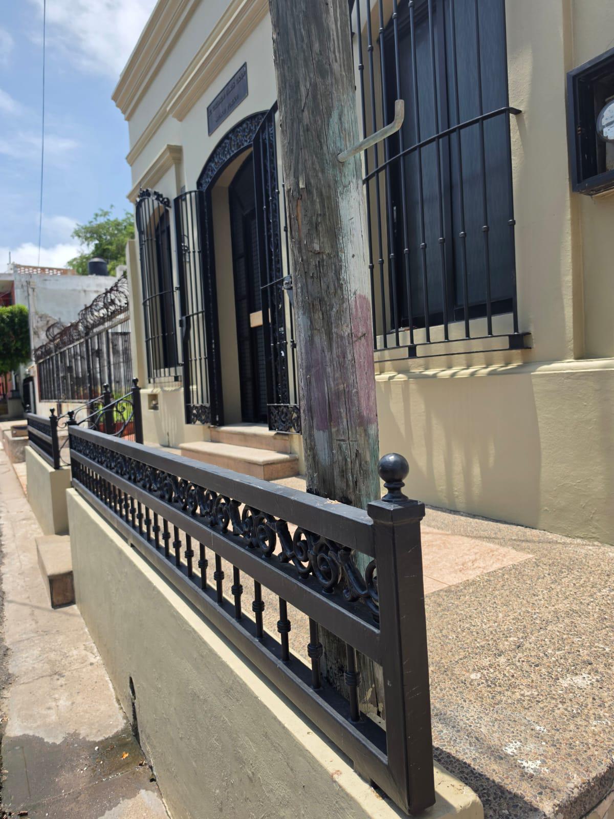 $!Vecinos del Centro de Mazatlán alertan por postes de luz inclinados