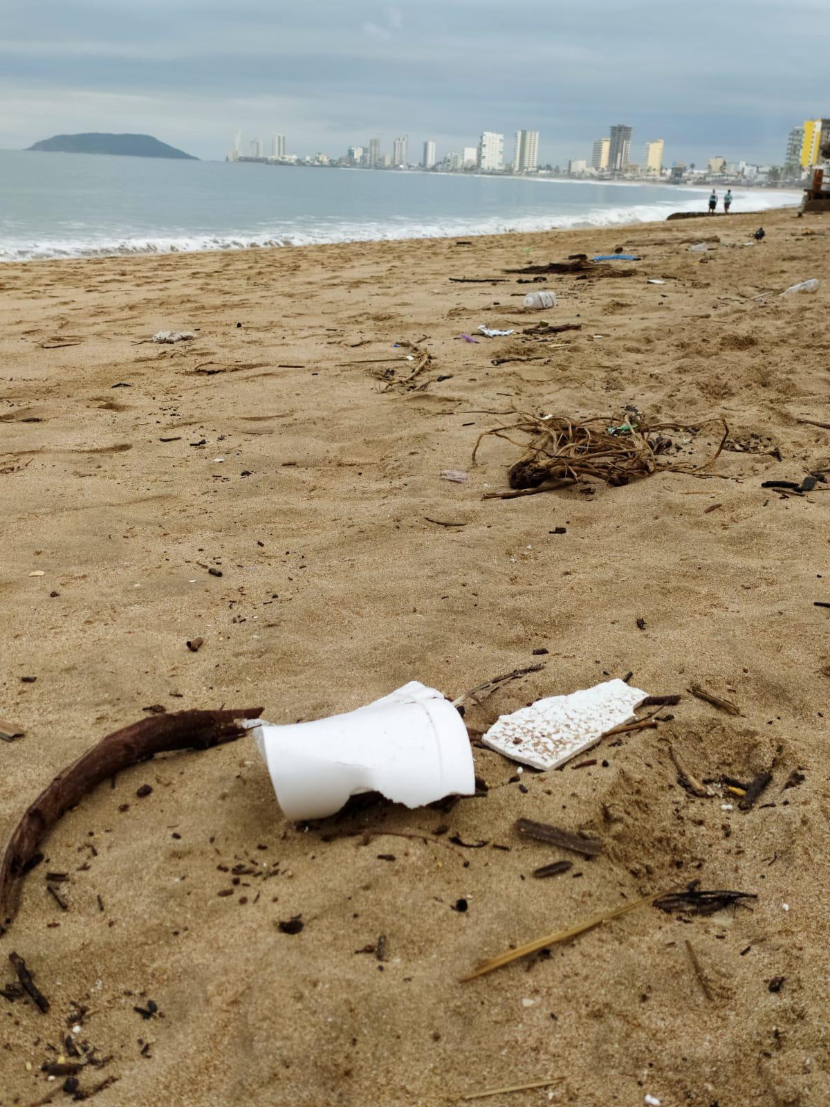 $!Dejan llenas de basura las playas del malecón de Mazatlán