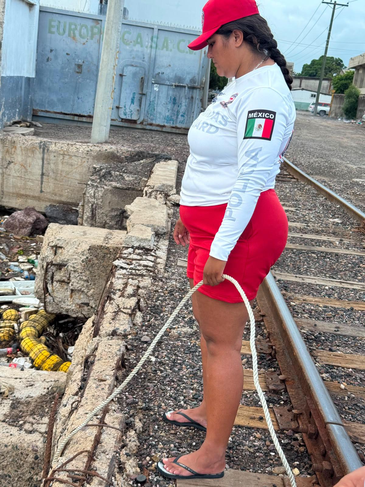 $!Para evitar que la basura llegue al mar, repara MazConCiencia biobarda en el Puente Juárez