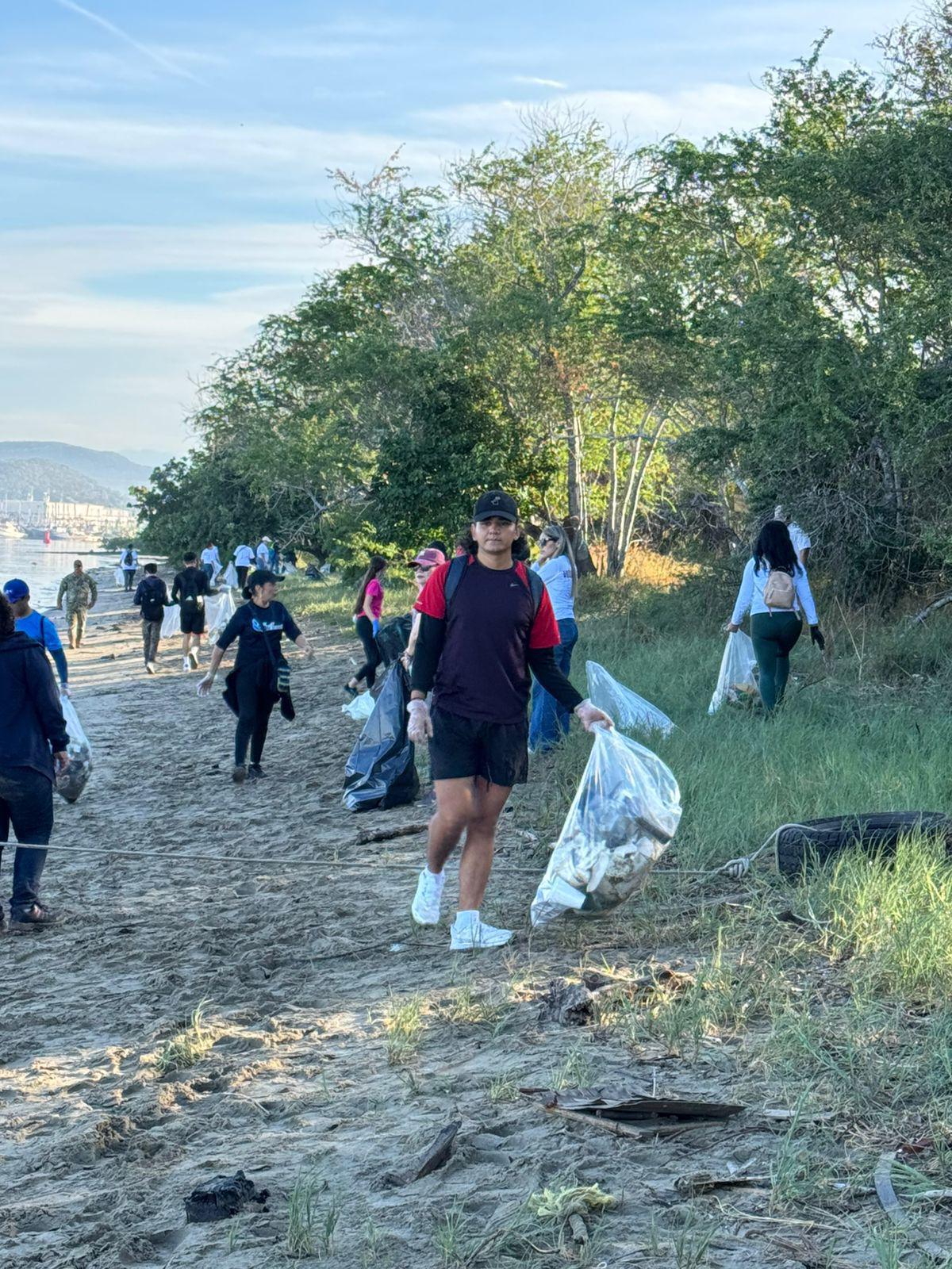 $!Recolectan más de 400 kilos de basura tras nueva jornada de limpieza en el manglar de la Isla de la Piedra