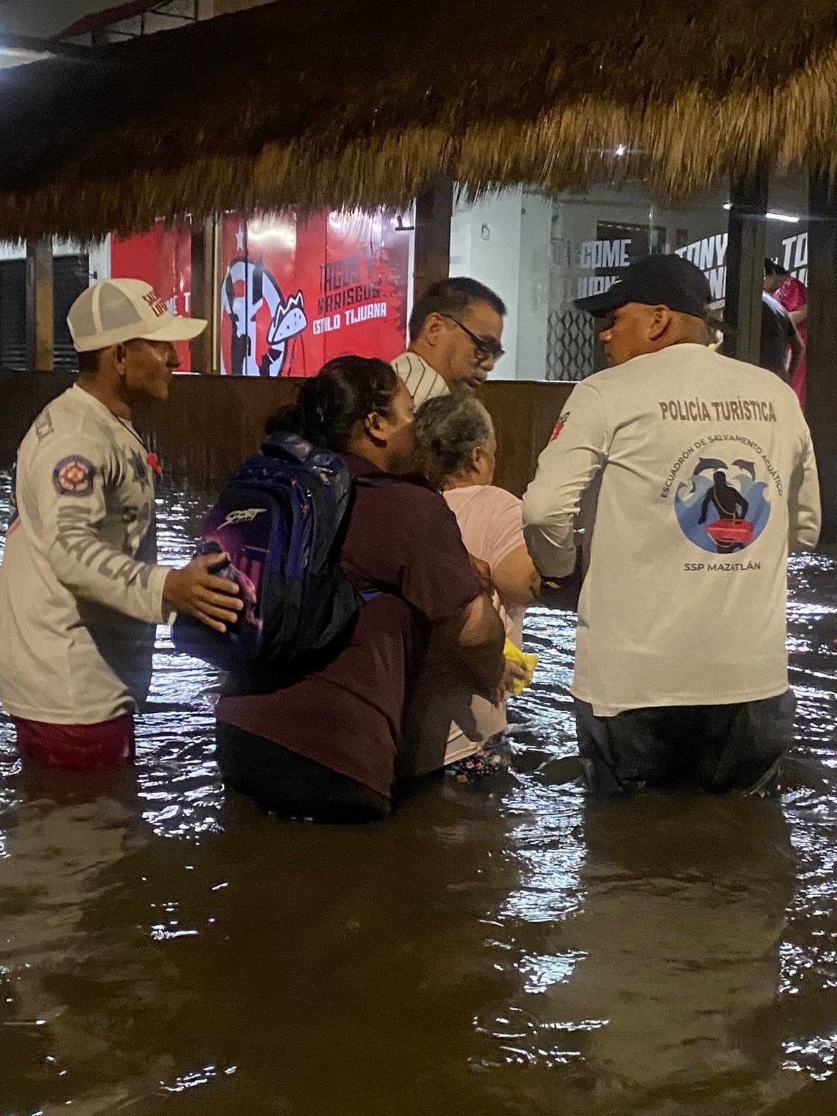 $!Policía Acuática auxilia a personas varadas por inundaciones en Mazatlán