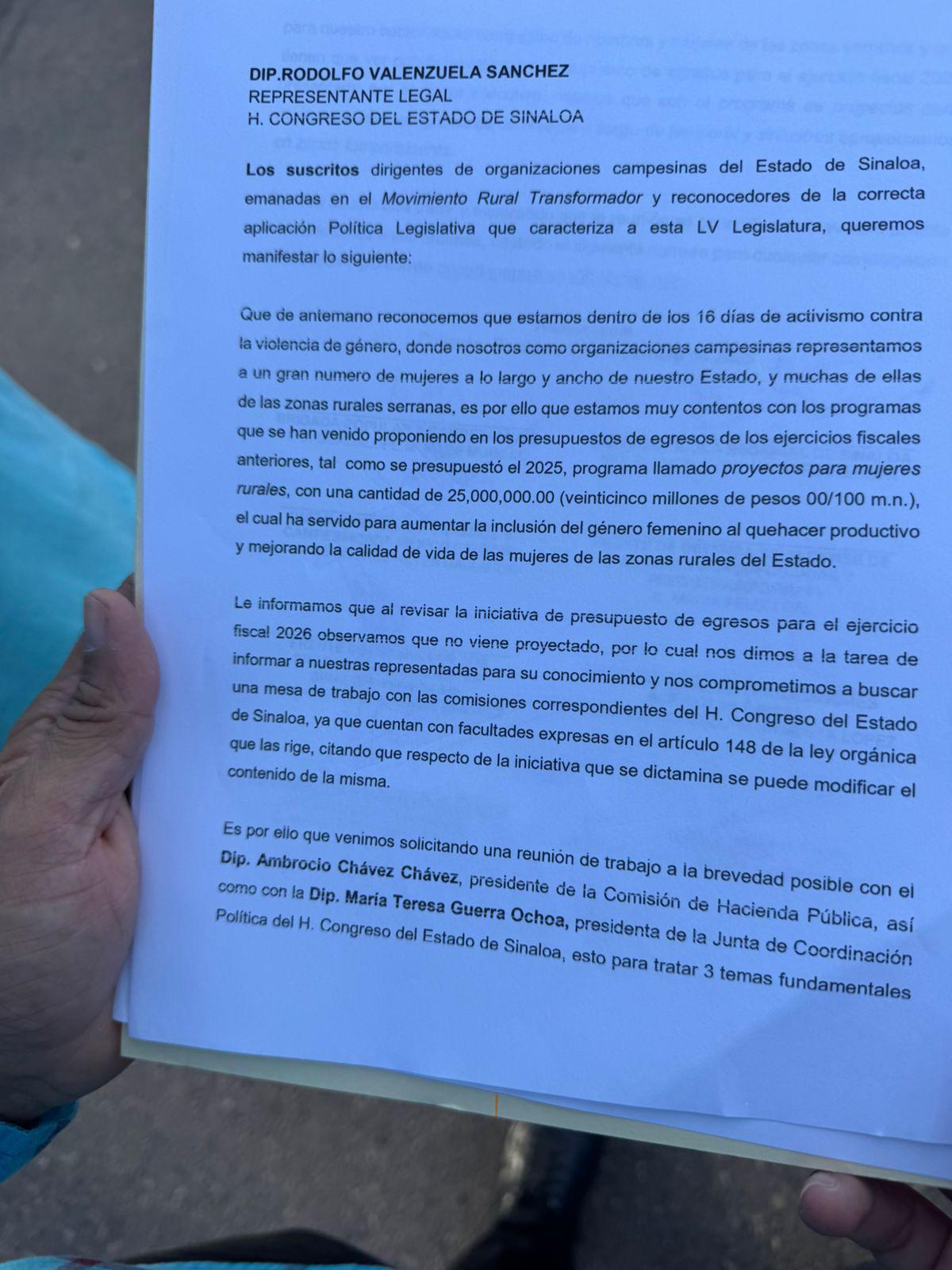 $!Campesinas bloquean el Congreso de Sinaloa para exigir restitución de tres programas sociales