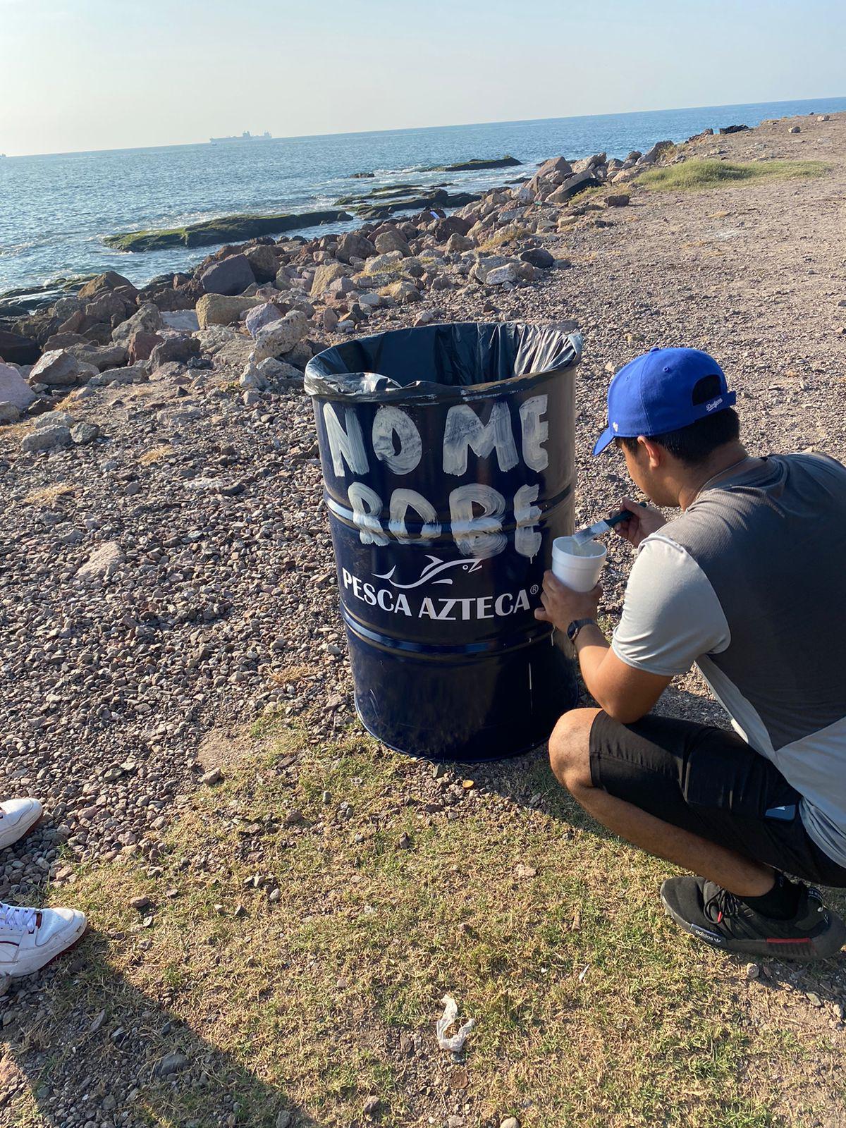 $!Colocan MazConCiencia botes de basura en la escollera del Faro Mazatlán