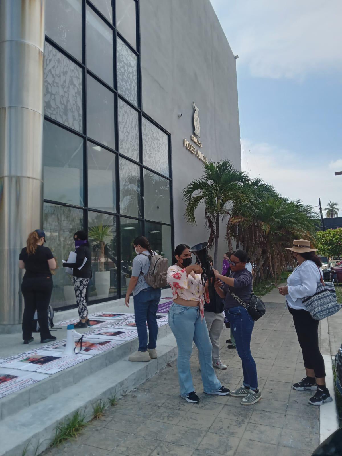 $!Exigen con tendedero y manifestación frente a Juzgados Familiares que procesos por pensión alimentaria sean más rápidos