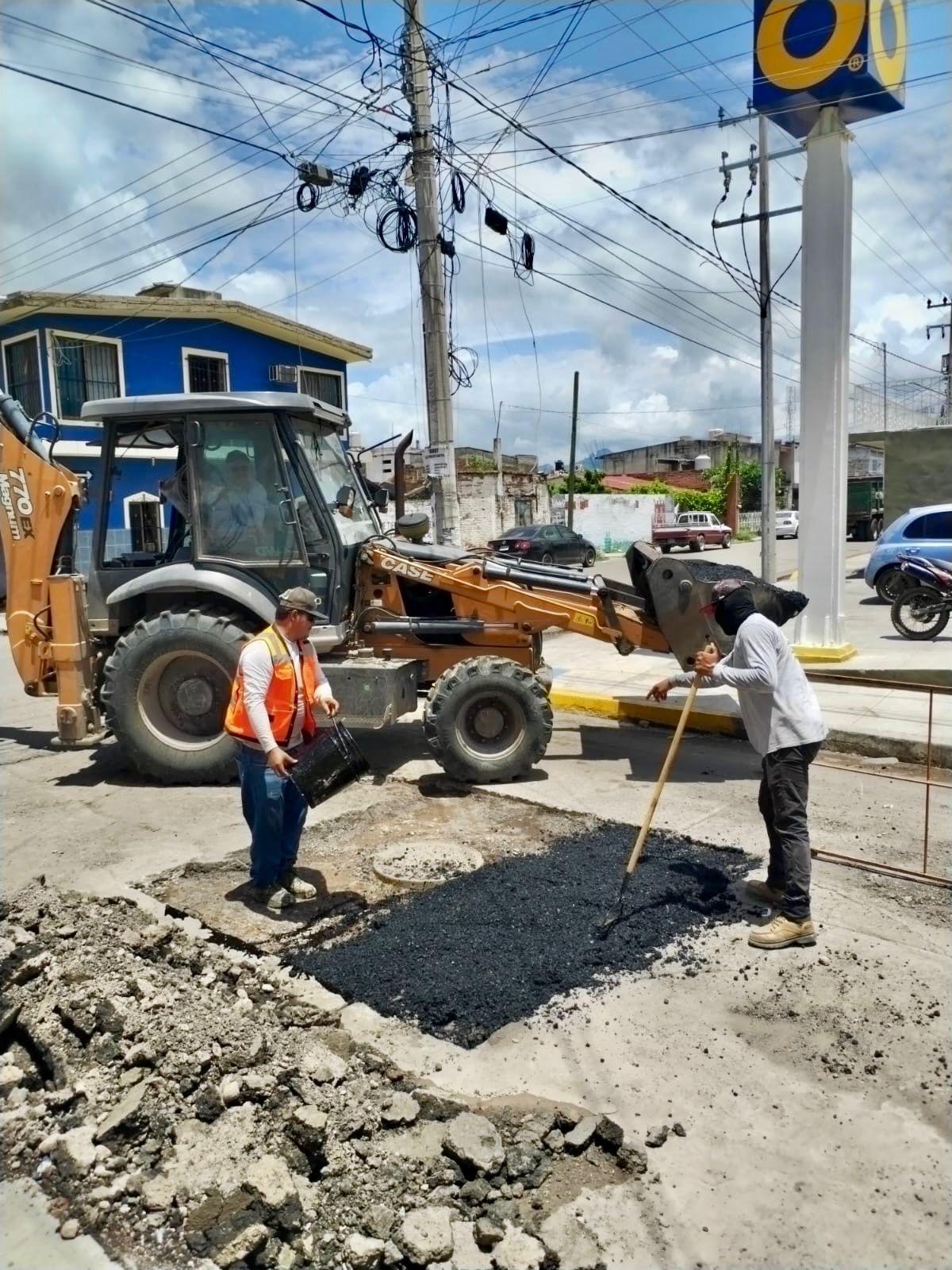 $!Escuinapa repara baches con asfalto donado por el Estado; priorizan zona escolar