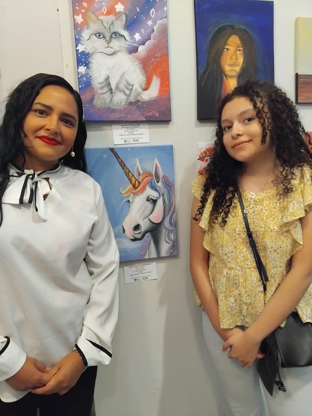 $!La maestra Rosalí Sánchez con su alumna.