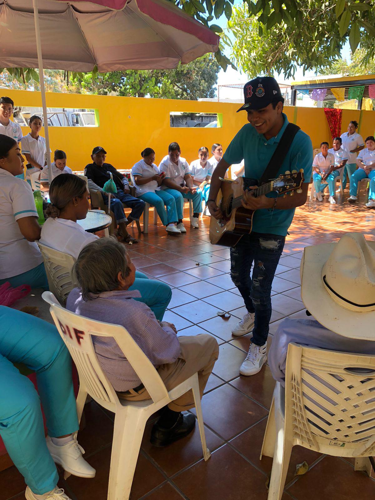 $!Comparten abuelitos del Asilo de Escuinapa sus recuerdos con estudiantes