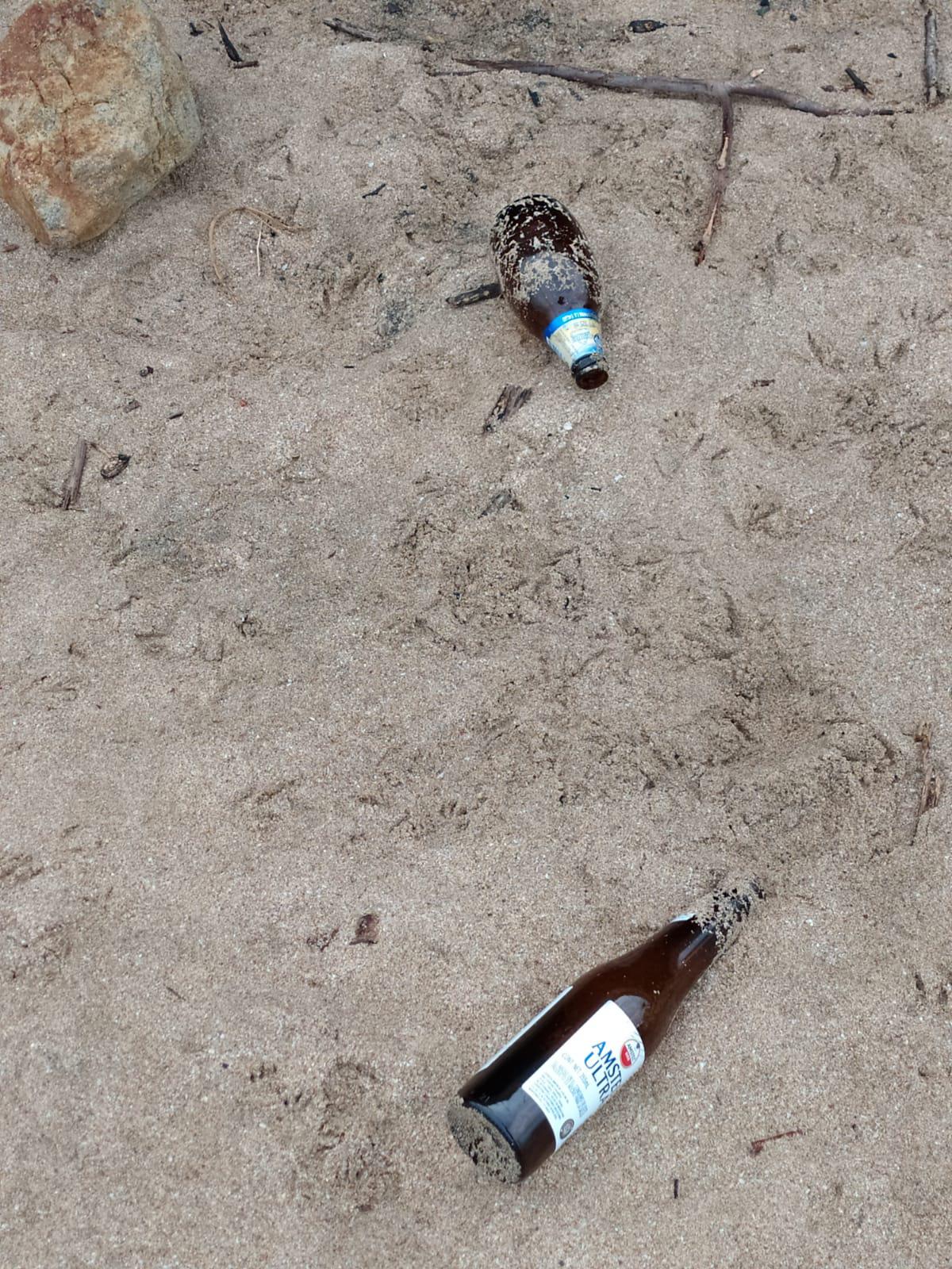 $!Dejan llenas de basura las playas del malecón de Mazatlán