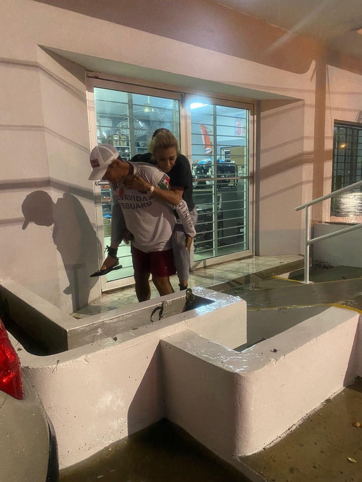 $!Policía Acuática auxilia a personas varadas por inundaciones en Mazatlán