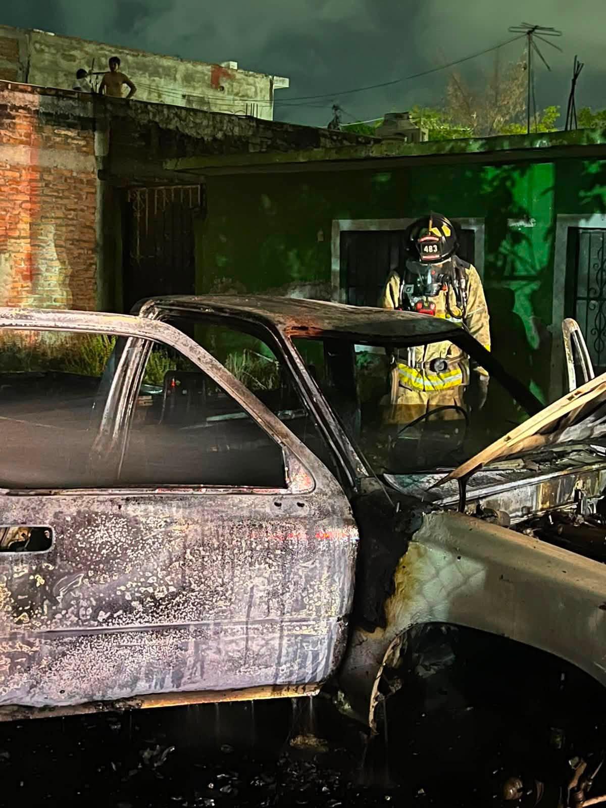 $!Bomberos sofocan incendio de camioneta frente a la estación del Ferrocarril en Mazatlán