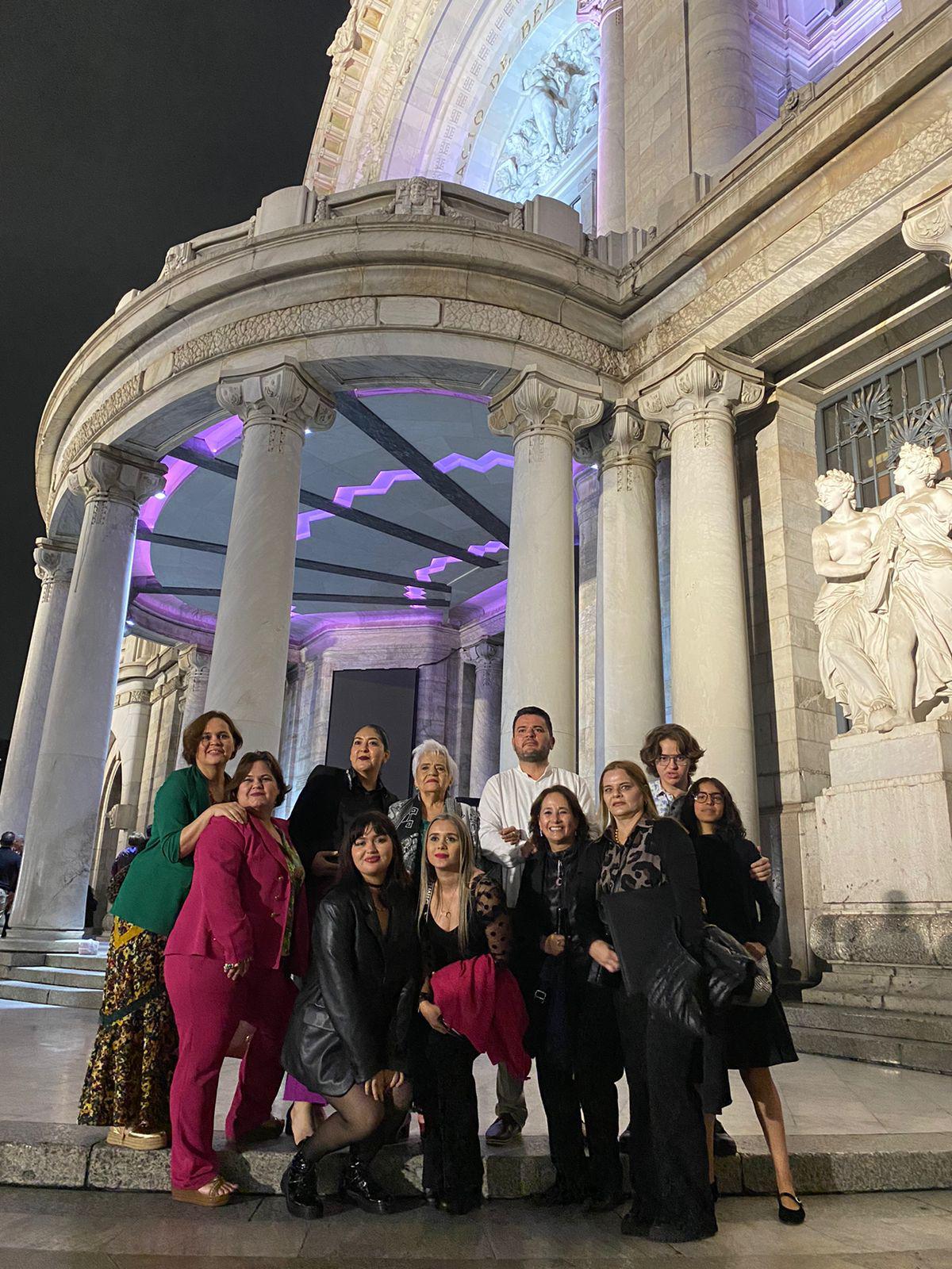 $!Alicia con sus descendencia disfruta de una convivencia antes de entrar al Palacio de Bellas Artes.