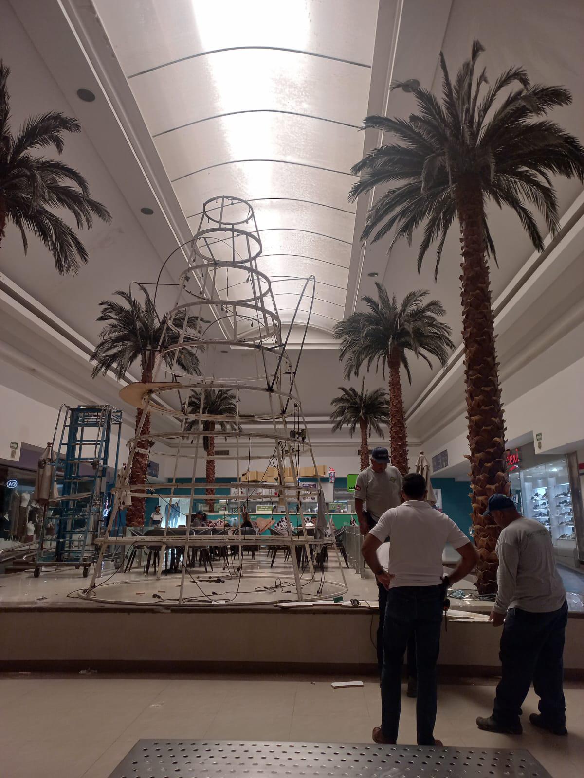 $!Comercios de Mazatlán se llenan del espíritu, productos y decoración navideña