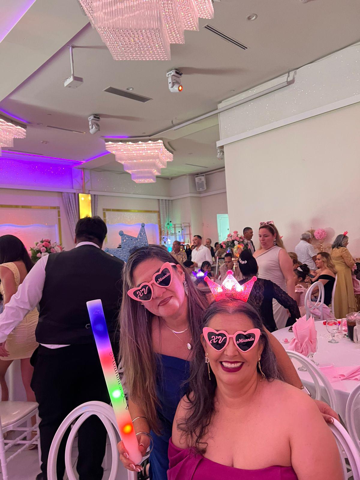 $!Muchos accesorios regalaron a los invitados para disfrutar del ambiente.