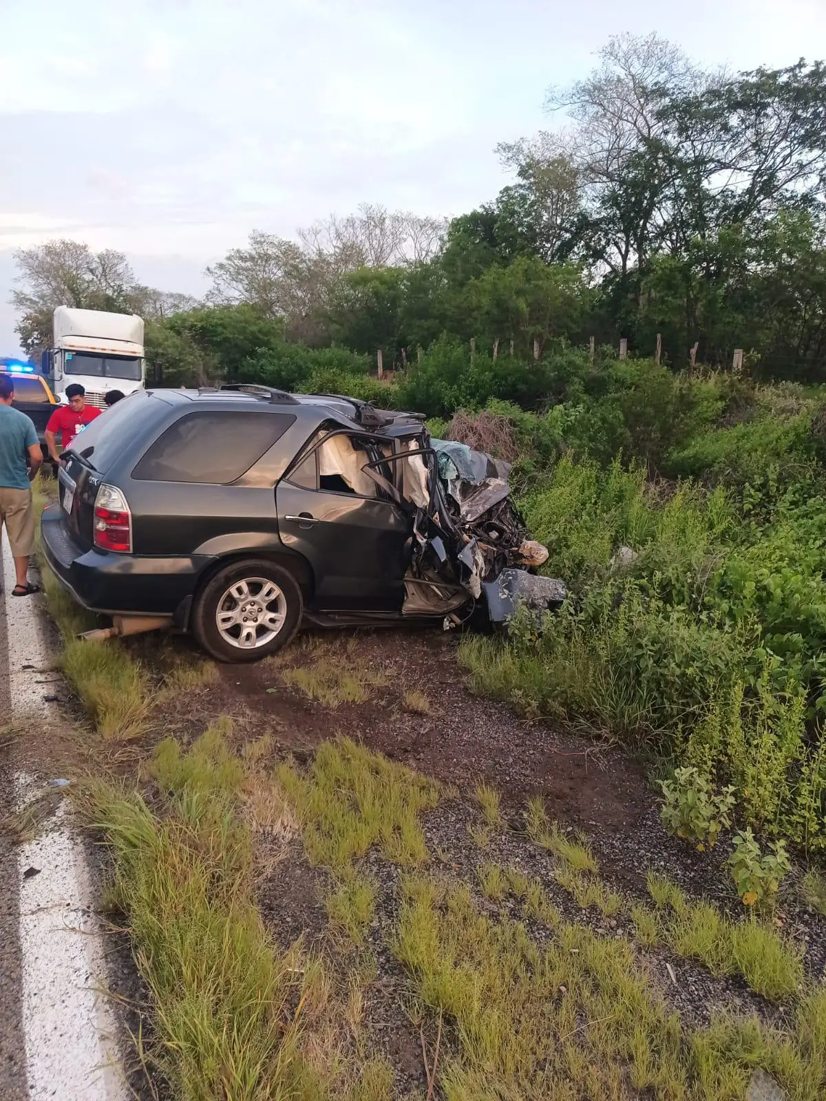 $!Conductor resulta herido tras choque de su vehículo contra un tráiler, en Rosario