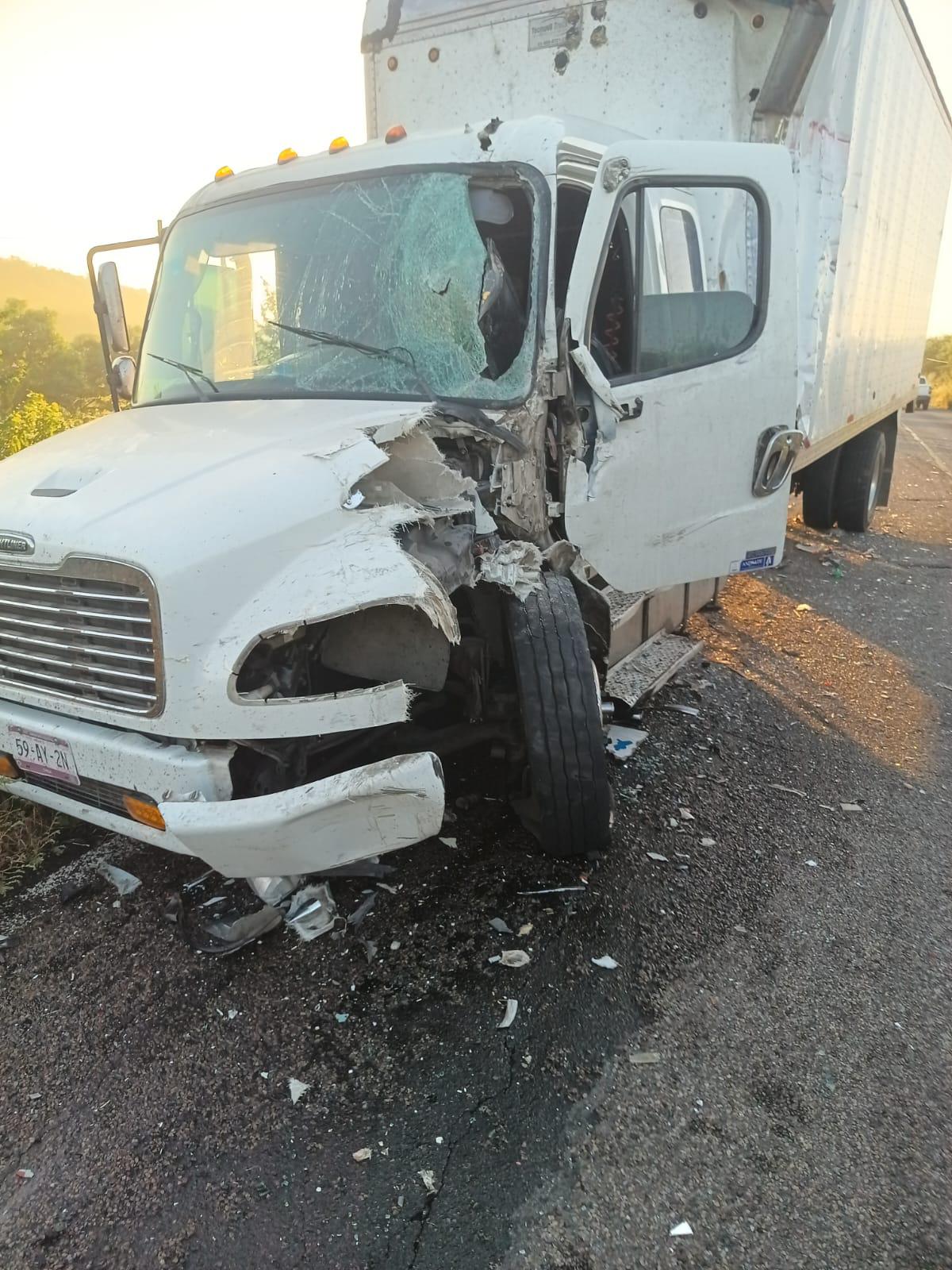 $!Se registra aparatoso choque entre camión de jornaleros y torton en Rosario