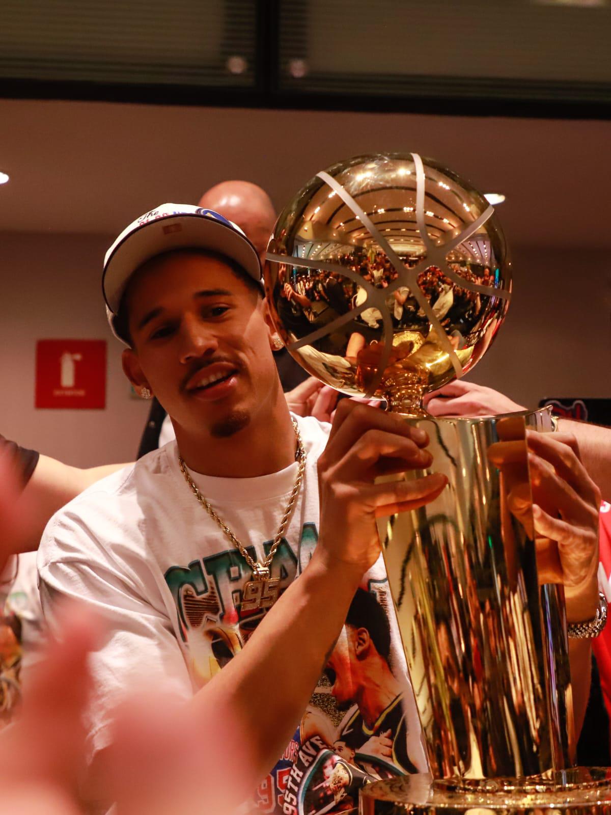$!Juan Toscano-Anderson presentó el trofeo de la NBA en la Ciudad de México