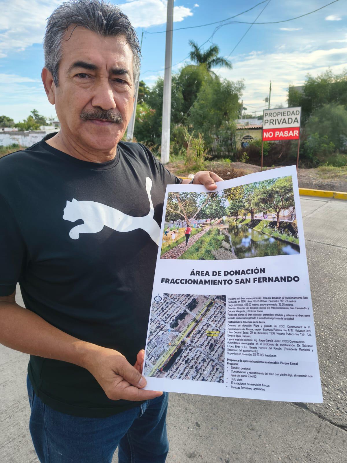 $!Vecinos de San Fernando y Praderas en Los Mochis exigen detener ‘saqueo’ de áreas verdes; bloquean el bulevar Rosales
