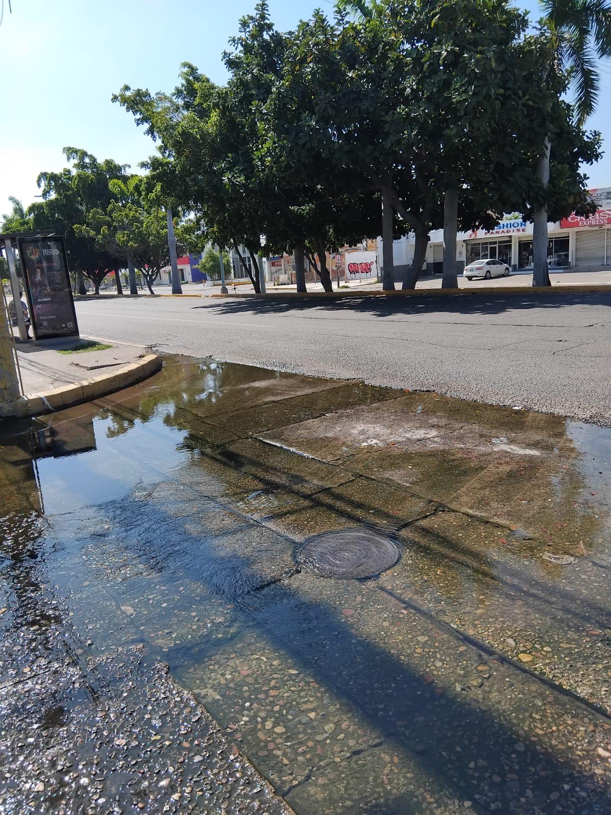 $!Se derraman miles de litros de aguas negras entre calle Gaviotas y Avenida Ejército Mexicano