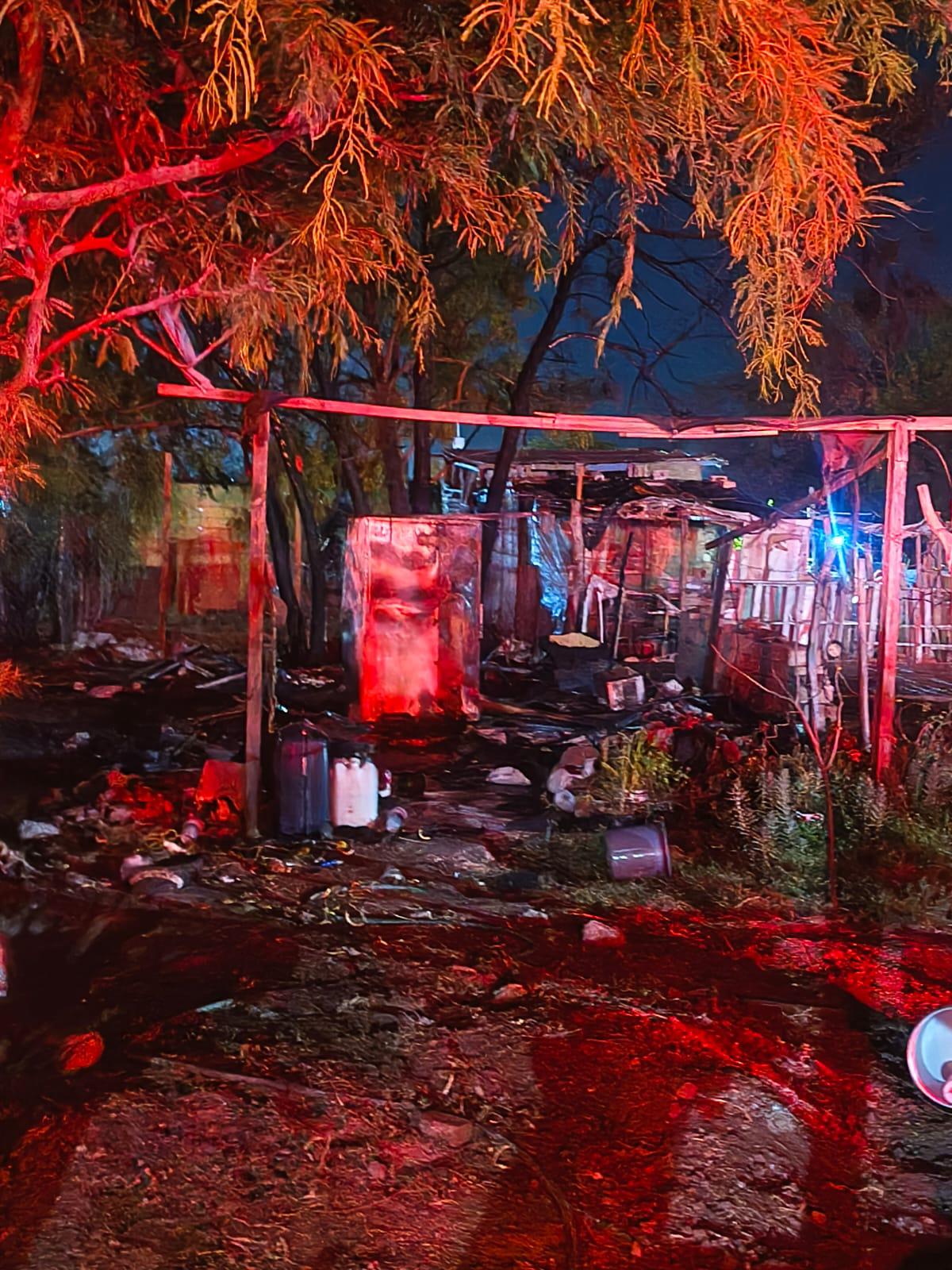 $!Incendio consume vivienda de madera en el sector La Guamuchilera, en Los Mochis